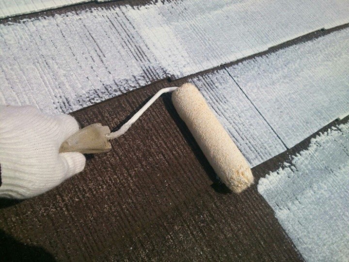 遮熱塗料サーモアイSiを用いた屋根塗装工事（下塗り）