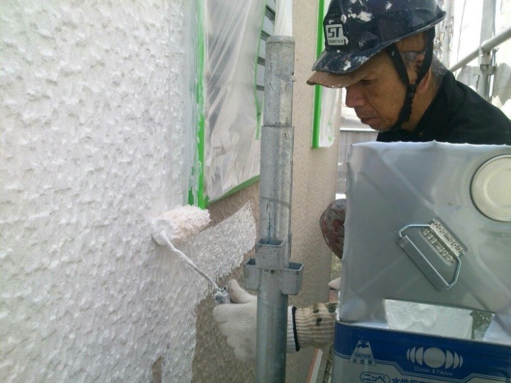 外壁の下塗り作業