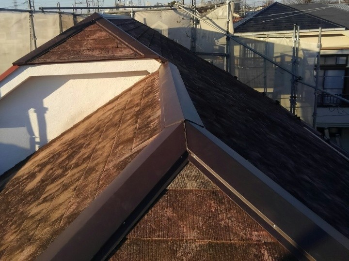 棟板金の交換工事を実施したお住まいの屋根