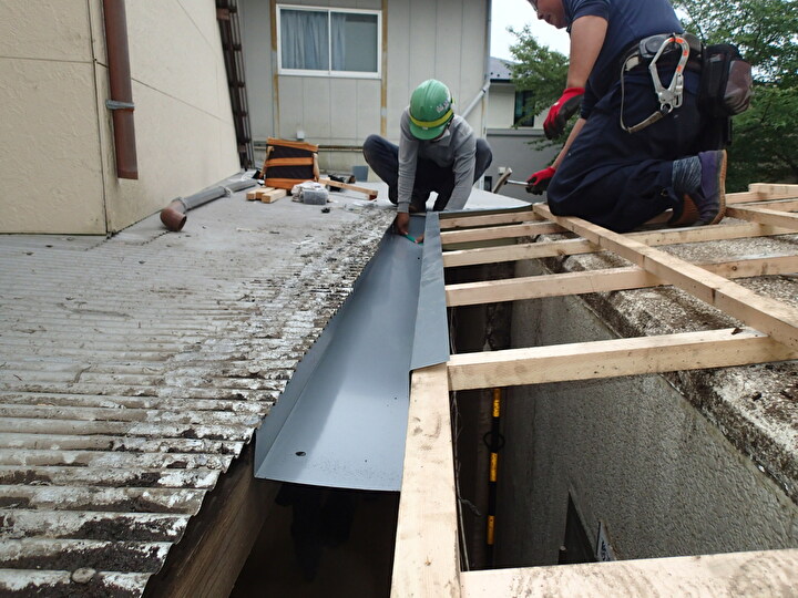 ガルバリウム鋼板で作成した箱谷を設置