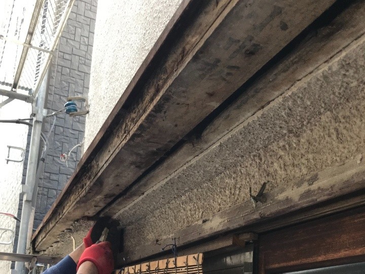 既存庇と軒天材の撤去作業