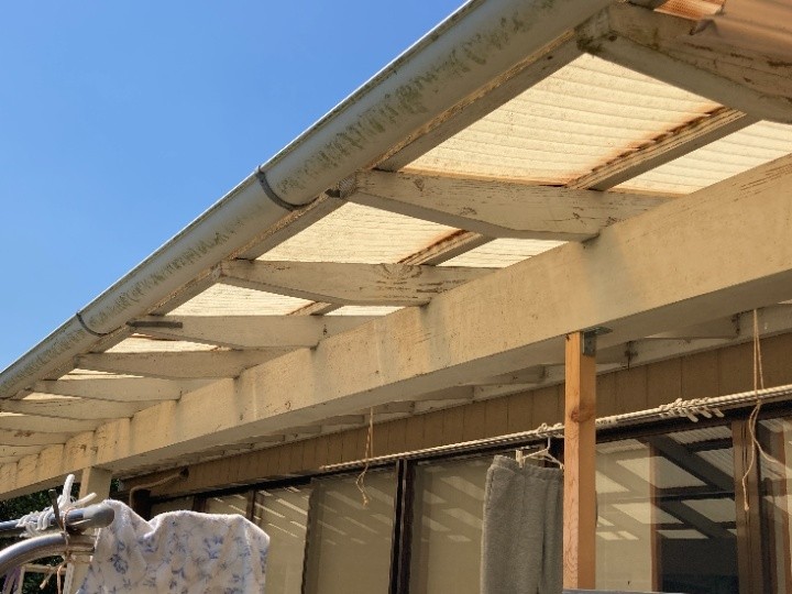 変色した塩ビ波板の状態