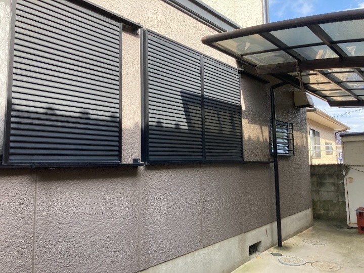 雨戸周りの汚れと外壁の退色
