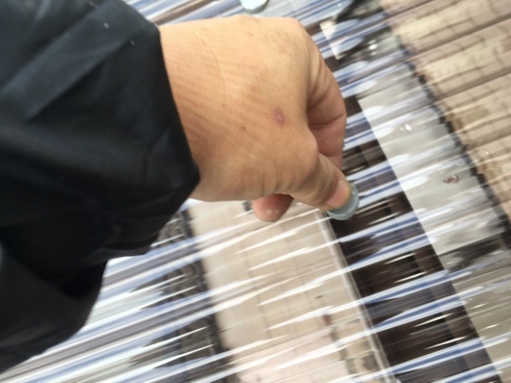 フックボルトの手締めによる最終調整