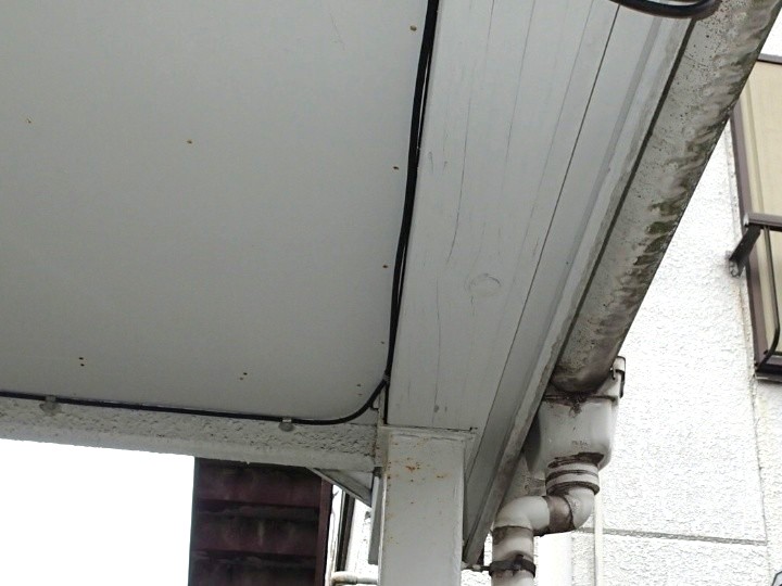 軒天付近の汚れと樋の老朽化