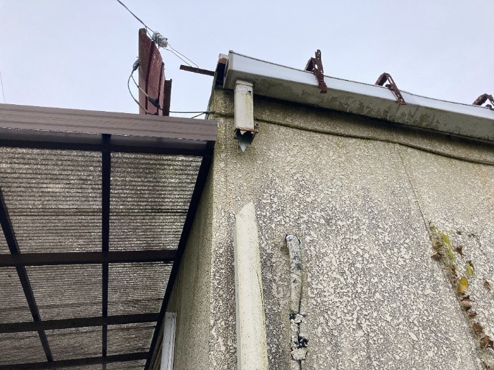 竪樋の脱落と金具の破断