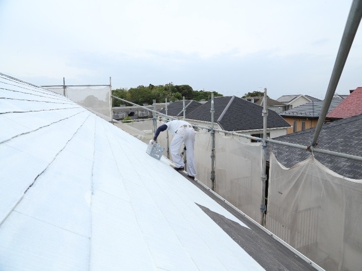 サーモアイシーラーによる下塗り作業