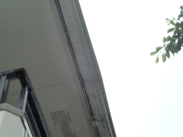 軒先に沿って黒ずみが広がる雨樋設置部