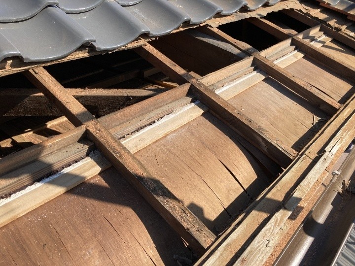 既存瓦と瓦桟の撤去