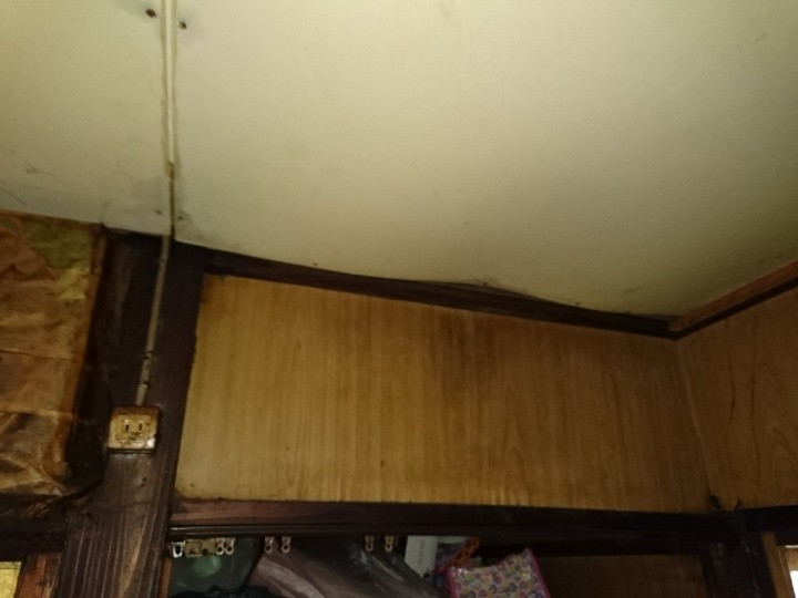 室内天井の雨染みを確認