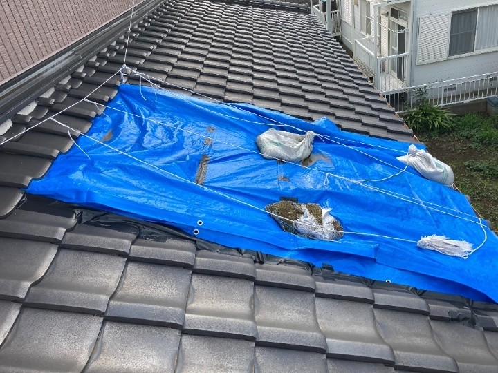 ブルーシートで養生された被災箇所