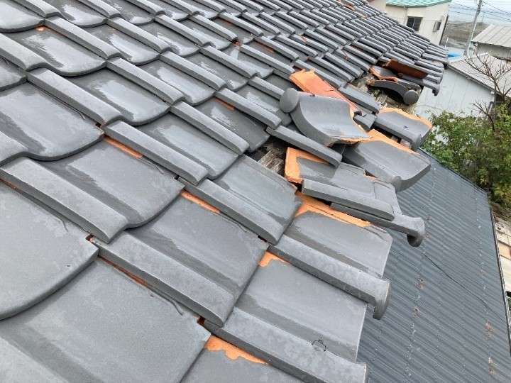 瓦が飛散し荒れた状態の屋根