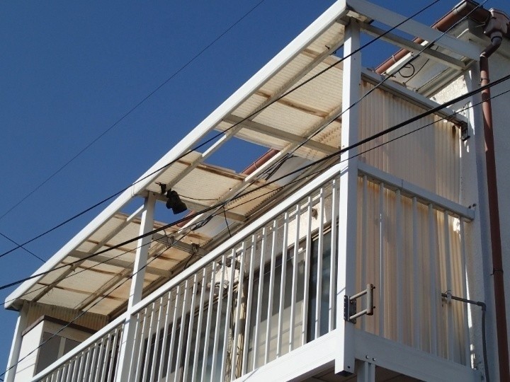 上部の波板が広範囲に飛散した状態