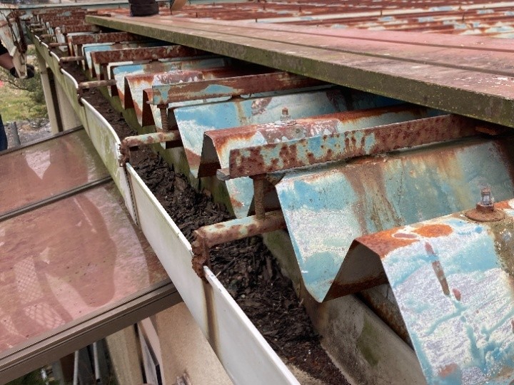 既存の鼻隠しパネルと雨樋の撤去