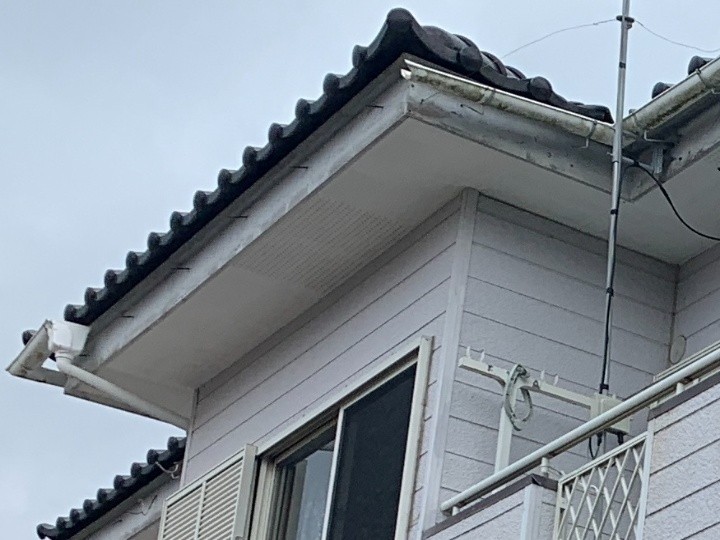 軒先で確認された破損状況