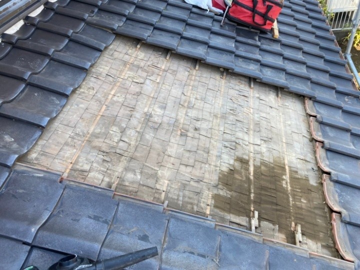 瓦と瓦桟の撤去作業