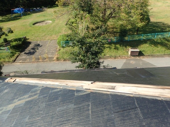 棟板金が飛散し下地が露出している状態