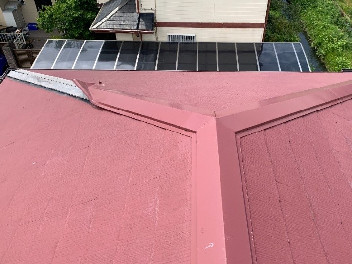 棟板金が一部浮き上がった状態