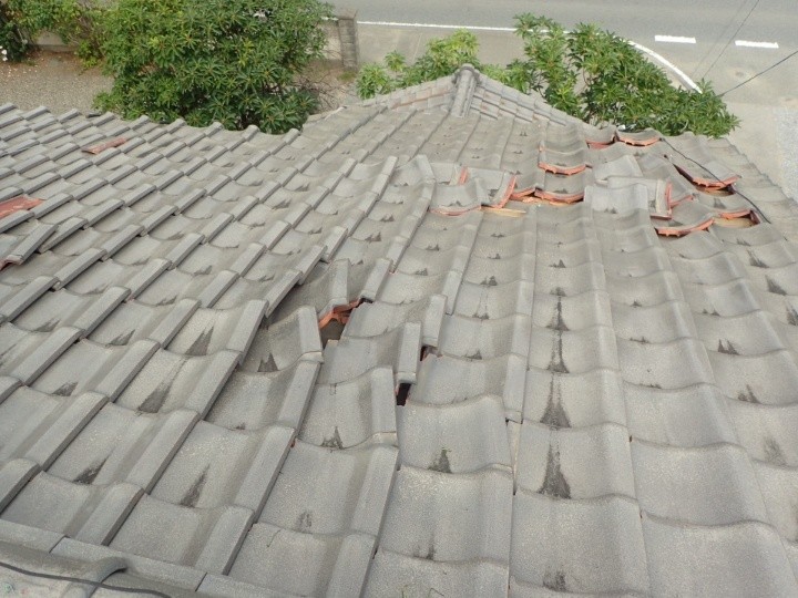 捲れとズレが広がった2階屋根の状況
