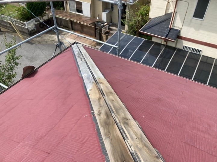 既存の棟板金と貫板の撤去