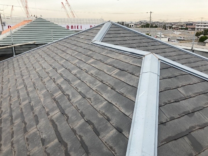 屋根全体の色褪せを確認