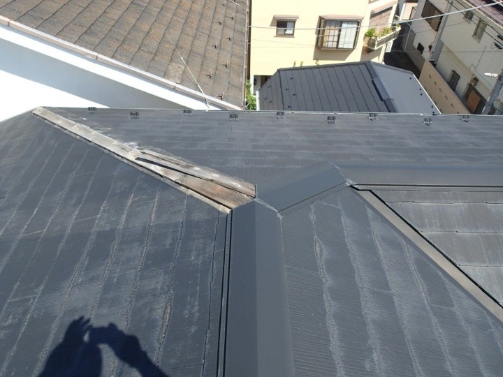 棟板金が飛散し下地が露出している様子