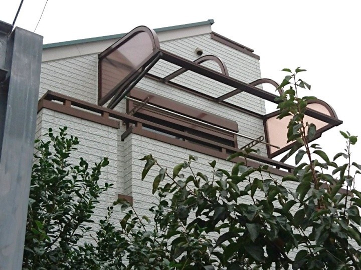 ベランダ庇の全体破損状況