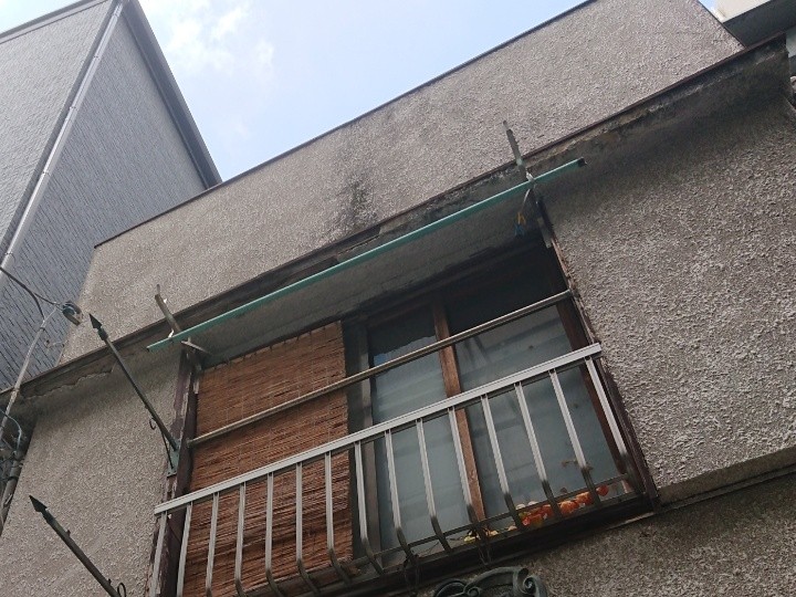 庇周辺のモルタル剥落と黒ずみの確認