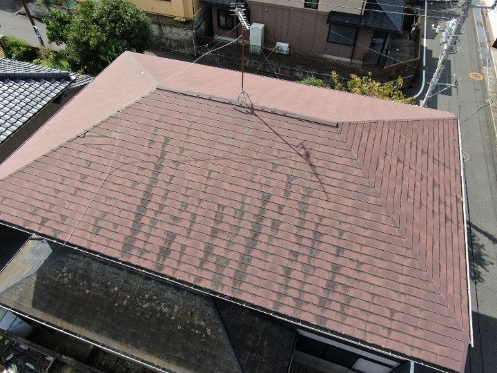 調査写真① 屋根全体の色褪せとコケの広がり