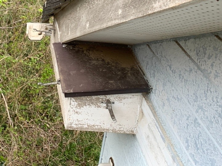 破損した金具と外れた雨樋の確認