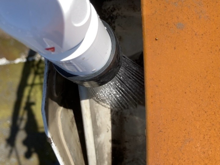 高圧水を用いた雨樋内部の洗浄