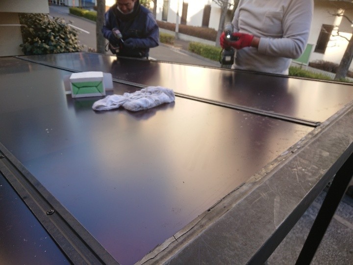 既存ポリカ屋根材の撤去