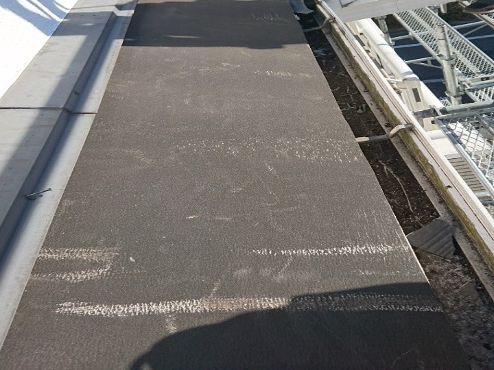 防水紙の敷設（1箇所目）