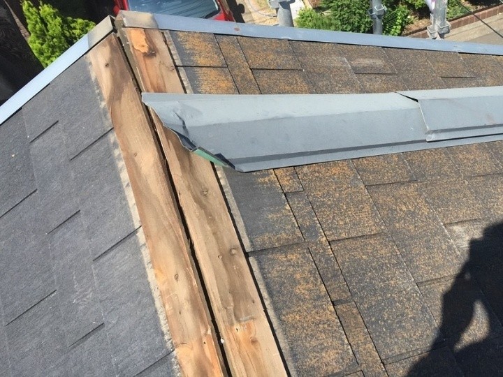 既存棟板金の撤去と下地の確認
