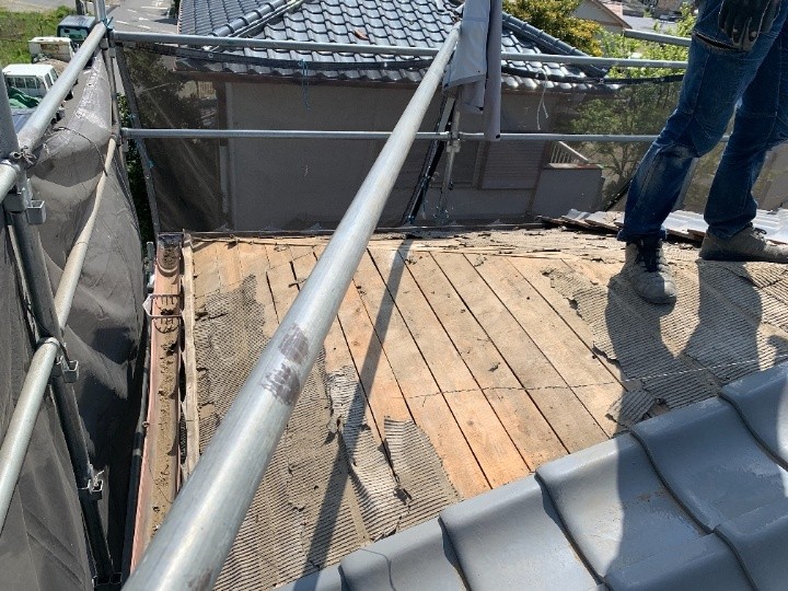 既存瓦の撤去と清掃