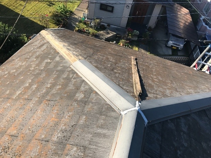 調査写真1：飛散した棟板金跡と露出した貫板の状態