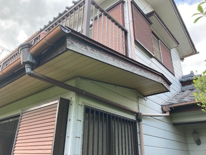 軒天の広範囲にわたる塗膜の剥がれ