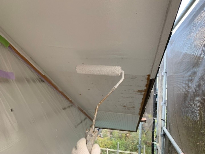 軒天のケレン後に行う上塗り作業