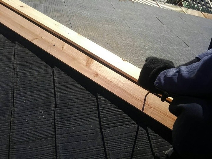 貫板の設置作業