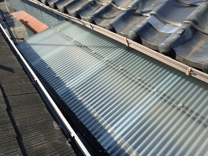 新しいポリカ波板の取り付け