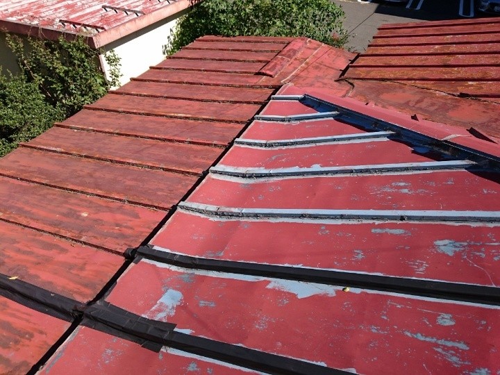 瓦棒屋根の広範囲なサビ