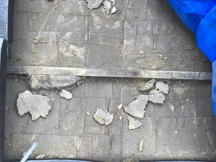 飛散した瓦部分の下地状況