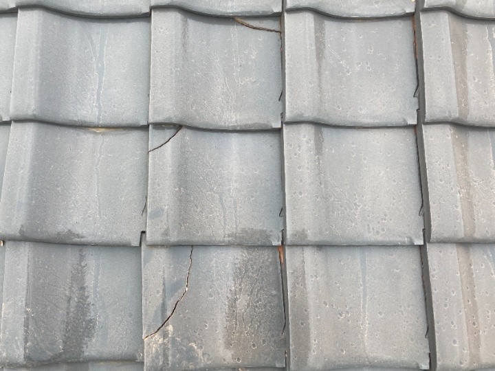 瓦の大きな割れと経年劣化
