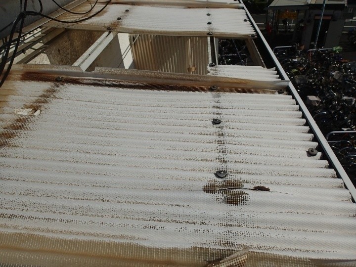 波板表面の劣化と割れの発生