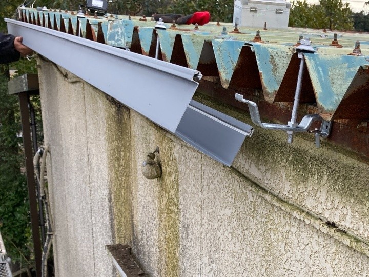 大型雨樋金具の設置と雨樋本体の取り付け