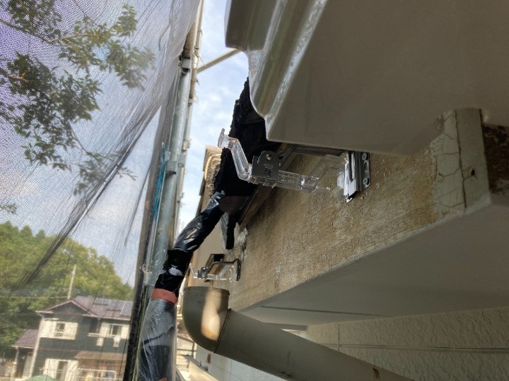 新しい固定金具の設置