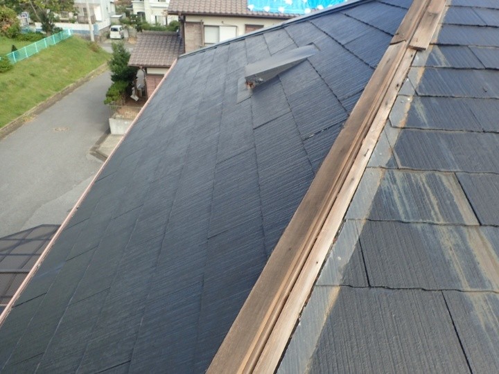 複数箇所で棟板金が外れている状況