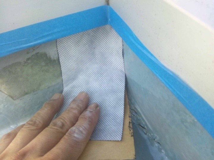 防水テープで亀裂部を補強