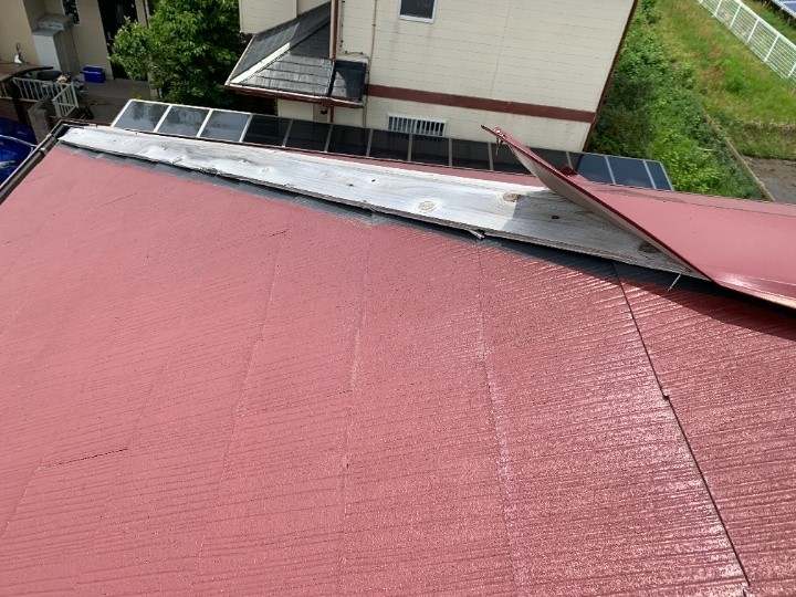 棟板金が剥がれ下地の貫板が露出