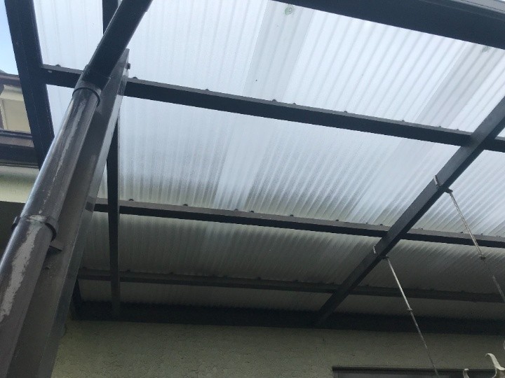 ポリカーボネート波板をフックで固定